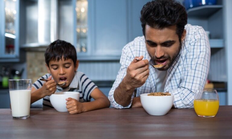 Muchos desayunan a la hora equivocada: cuál es el horario ideal para reducir el riesgo de obesidad, según los especialistas