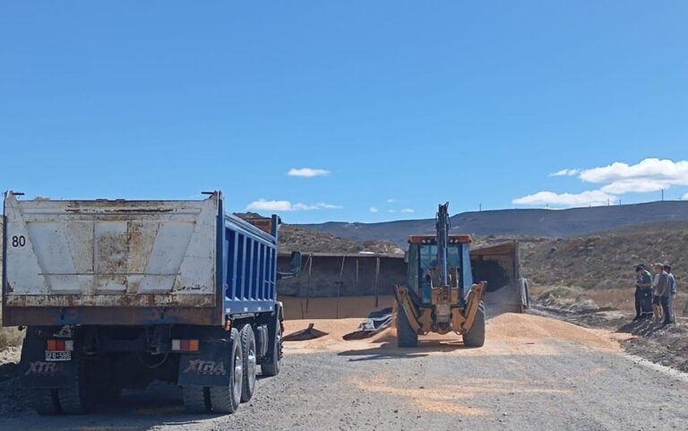 Volcó un acoplado en la zona sur de Comodoro: el tráiler se desprendió y terminó atravesado en la calle