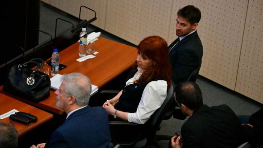 Cristina Kirchner no aceptó preguntas y se retiró: «Me puedo morir presa con este sistema judicial»