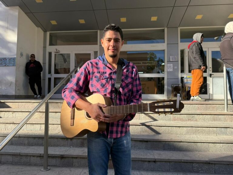 Con guitarra y corazón: Juan Martín, el músico que lleva esperanza a pacientes oncológicos en Comodoro