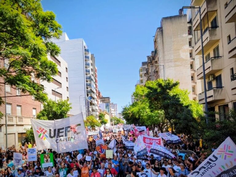 Paro masivo y acampe docente. La lucha por salarios dignos gana las calles en Córdoba