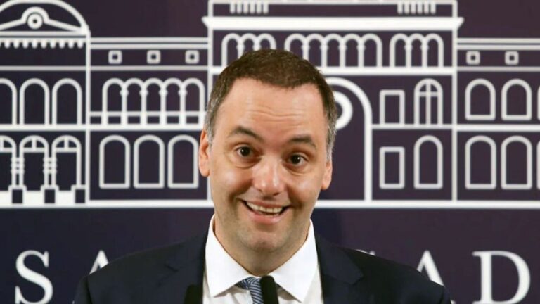 Nueva denuncia penal contra Manuel Adorni: ahora, por el viaje en vuelo privado a Punta del Este