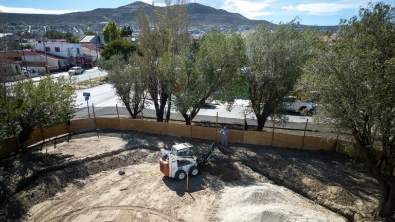 Avanza la remodelación integral de la Plaza Integradora Andalucía en barrio Pueyrredón