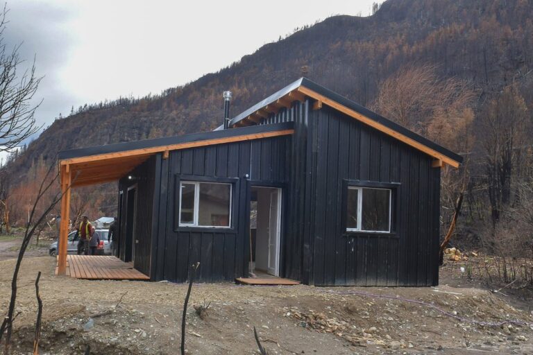 Torres entregó viviendas a damnificados por los incendios en la Comarca Andina