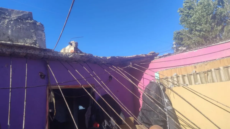 Se desplomó el techo de una vivienda en el barrio Jorge Newbery