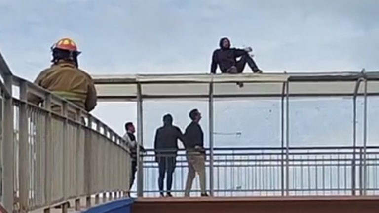 Corte en Ruta 3 por un hombre que amenaza con arrojarse del puente