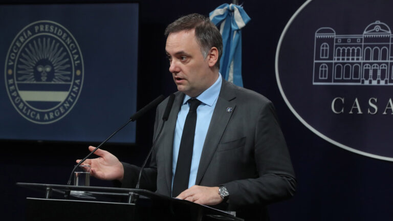 La PSA retiró documentación de la TV Pública por la causa del viaje de Manuel Adorni a Punta del Este