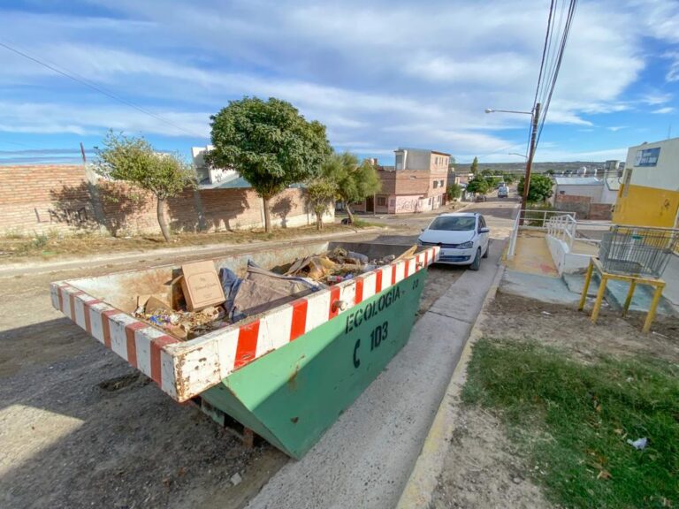 Contenedores para residuos voluminosos en un barrio de Puerto Madryn, Chubut.