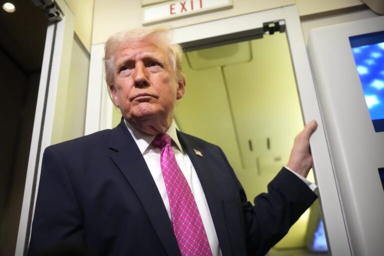 Donald Trump durante una declaración sobre la situación con Irán.