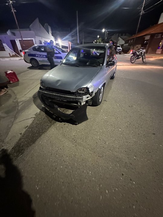Ambulancia y policía en la escena de un accidente de tránsito en Comodoro Rivadavia