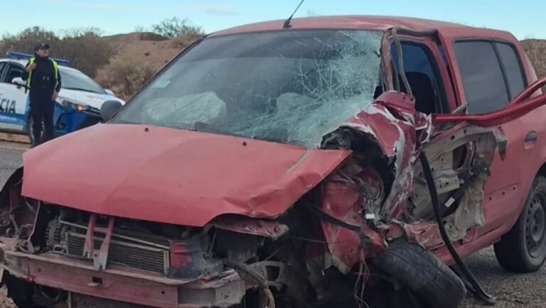 Vehículos siniestrados tras choque frontal en Ruta 17, cerca de Plaza Huincul