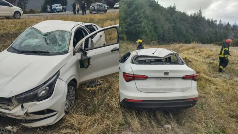 Vehículo volcado al costado de la Ruta 40, con daños visibles en su estructura.