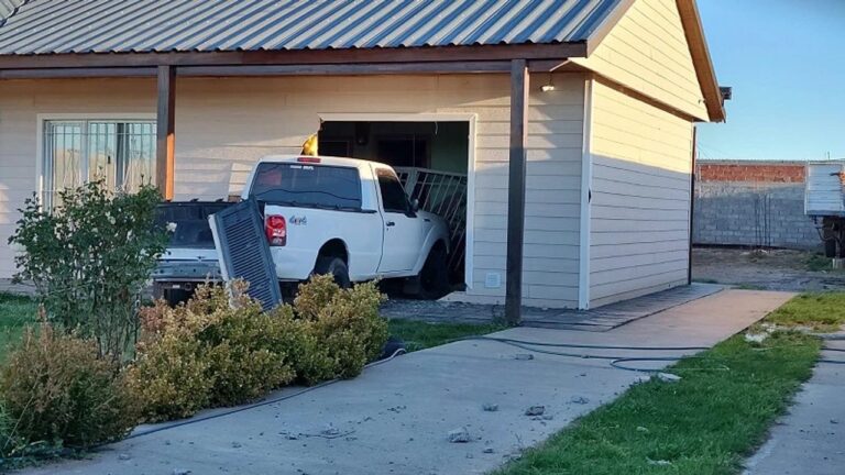 Camioneta Ford Ranger incrustada en el frente de una casa en Pico Truncado, Chubut, tras un accidente vial.