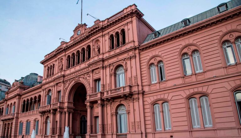 Periodistas frente a la Casa Rosada con credenciales de prensa
