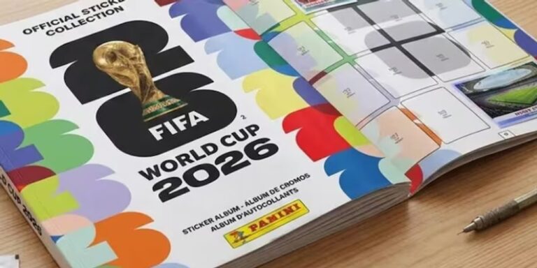 Álbum de figuritas del Mundial 2026 sobre una mesa