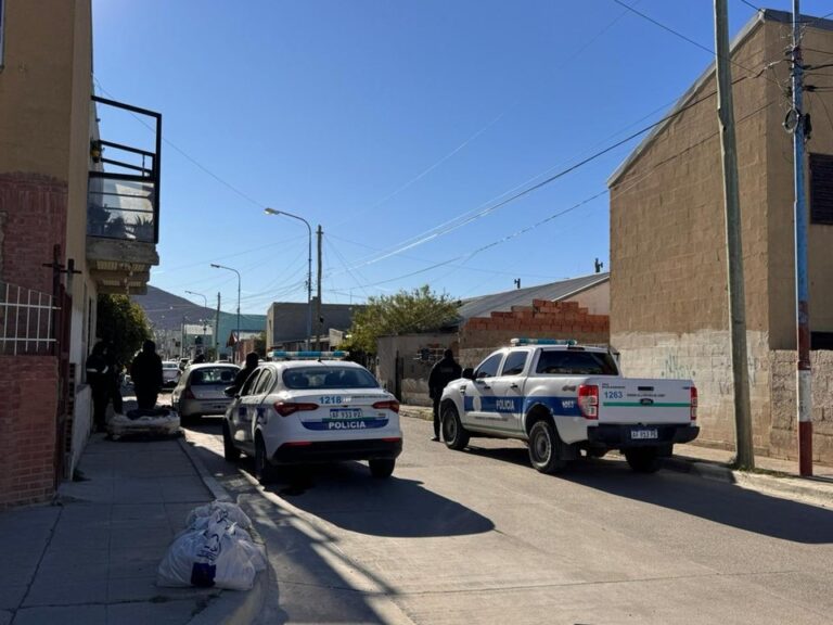 Operativo policial y allanamientos en Comodoro Rivadavia, provincia de Chubut.
