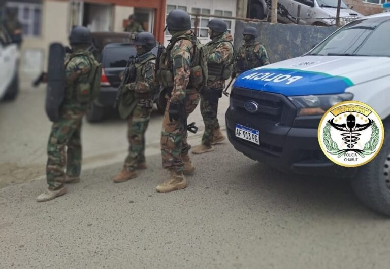 Procedimiento policial en allanamiento por drogas en Comodoro Rivadavia
