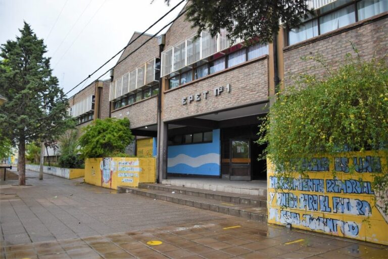 Exterior de la EPET 1 en Cutral Co, provincia de Chubut.