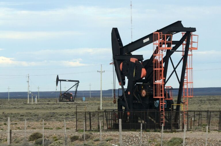 Gráfico ilustrativo de la evolución del precio del petróleo y una torre de extracción en la provincia de Chubut.
