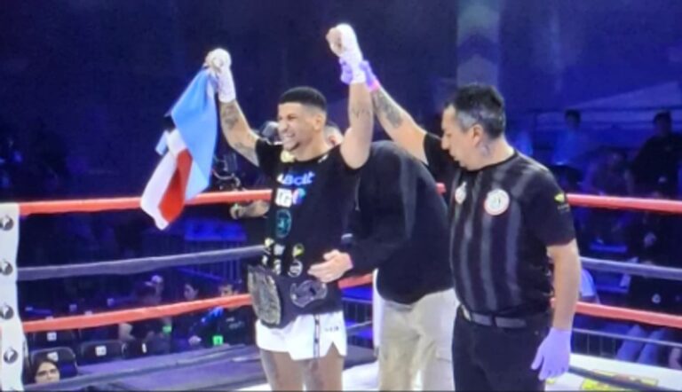 Anthony 'La Mantarraya' Guzmán celebra su victoria con el cinturón del Main Event XXIV en Santiago de Chile.