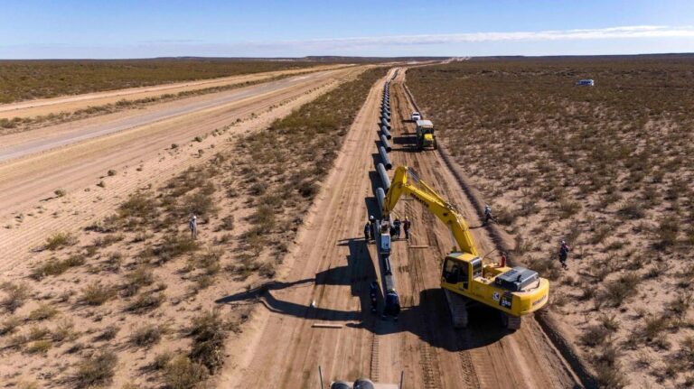 Trabajadores supervisan la instalación del domo geodésico de aluminio en un tanque de almacenamiento en Punta Colorada, Río Negro.