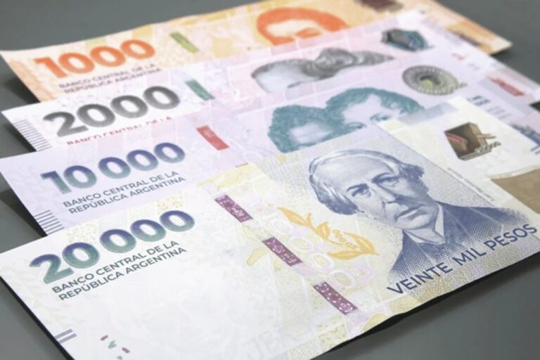 Logo del Banco Nación junto a un gráfico de finanzas personales
