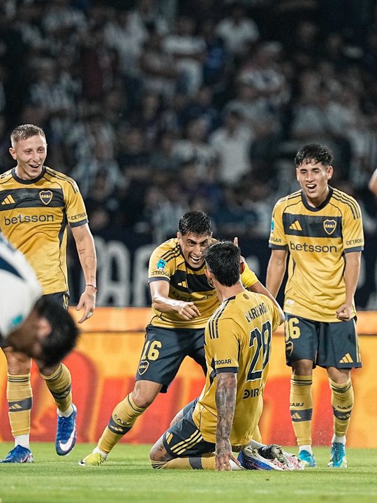 Jugadores de Boca Juniors celebran el gol ante Talleres en el estadio Mario Alberto Kempes.
