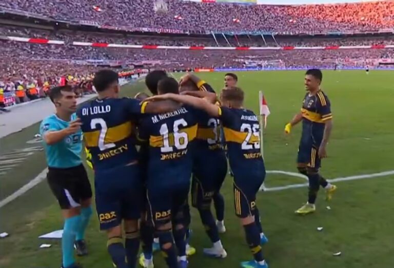 Jugadores de Boca Juniors celebran un gol durante el partido contra River Plate en el estadio Monumental.