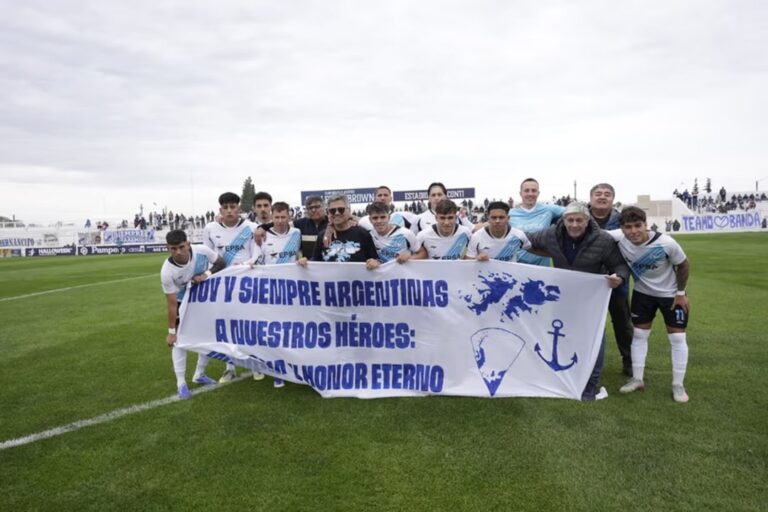 Jugadores de Brown de Madryn y Olimpo de Bahía Blanca durante el partido en el estadio Raúl Conti.