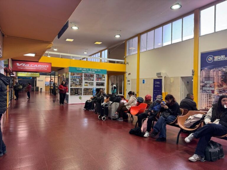 Terminal de ómnibus de Comodoro Rivadavia con pocos pasajeros