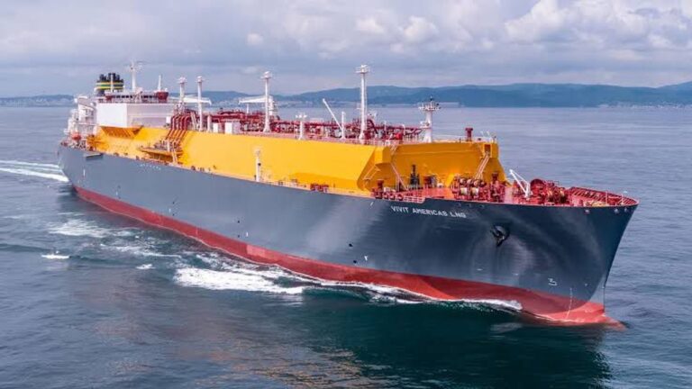 Buque de licuefacción FLNG en el Puerto de La Plata, parte del proyecto LNG del Plata para exportar gas de Vaca Muerta