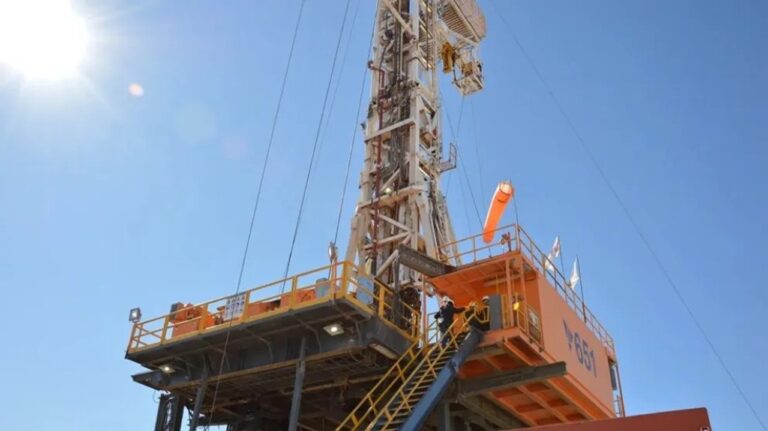 Ilustración de una plataforma de perforación petrolera en la formación Vaca Muerta, provincia de Chubut.