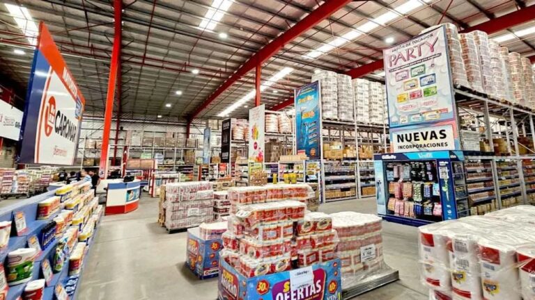 Fachada de un supermercado mayorista con persianas bajas, ilustrando el cierre de sucursales.