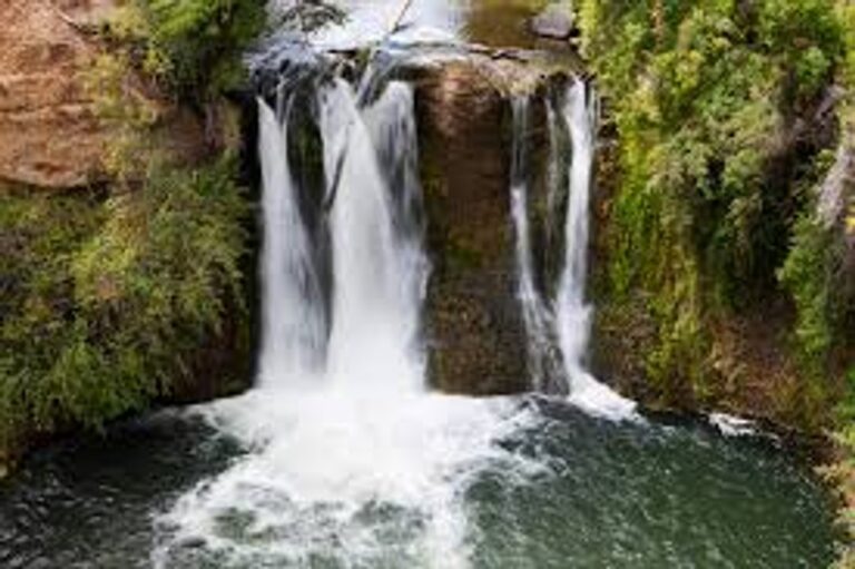 Vista panorámica de uno de los saltos de agua en las cascadas Nant y Fall, Trevelin, Chubut.