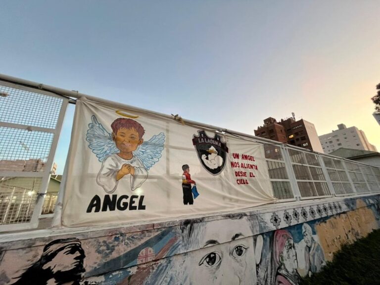 Ilustración de una balanza de la justicia sobre un mapa de la provincia de Chubut.