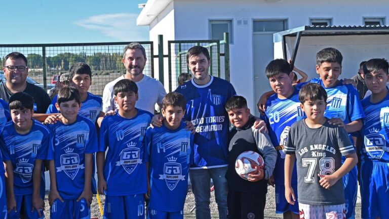 Autoridades recorren las instalaciones renovadas del Centro Deportivo Trelew (CEDETRE) durante un torneo juvenil.