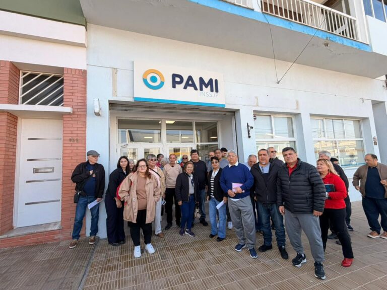 Adultos mayores en reunión de centro de jubilados en Chubut