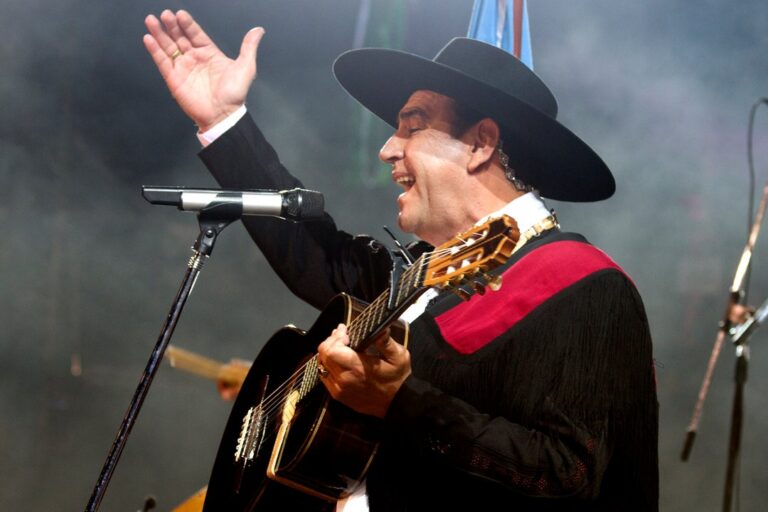 El Chaqueño Palavecino en el escenario durante un concierto folklórico.