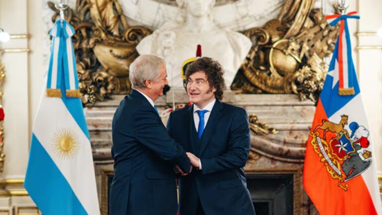 Los presidentes Javier Milei y José Antonio Kast se dan la mano durante la reunión en la Casa Rosada.