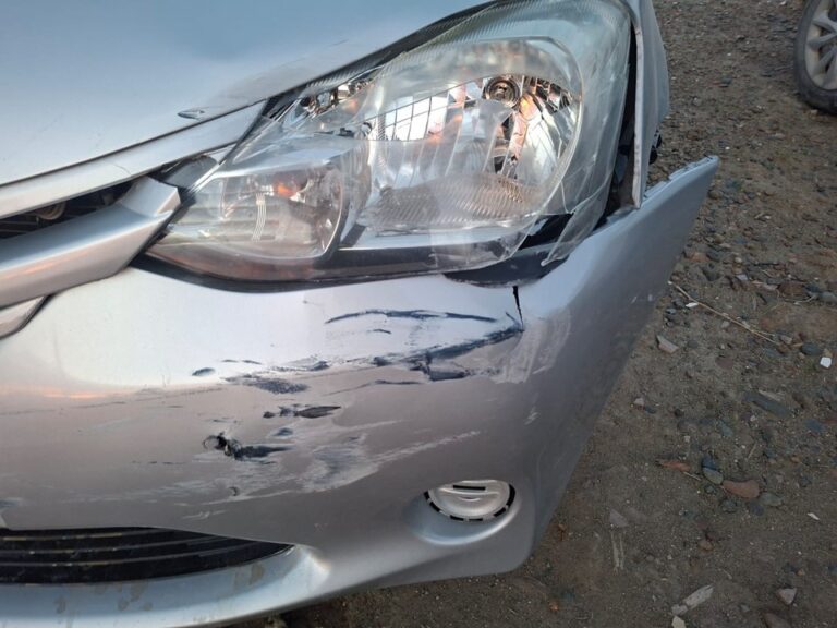 Vehículo siniestrado en Kilómetro 14, Comodoro Rivadavia, tras choque con camioneta fugada