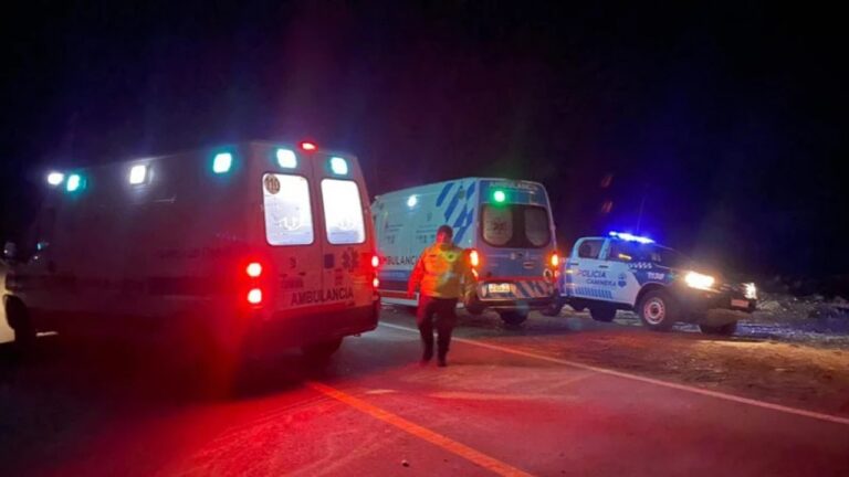 Vehículos involucrados en un accidente de tránsito en la Ruta Nacional 3, cerca de La Lobería, con presencia de efectivos policiales.