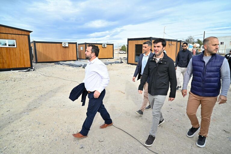 Gobernador de Chubut recorre obra de construcción de viviendas para afectados del Cerro Hermitte en Comodoro Rivadavia