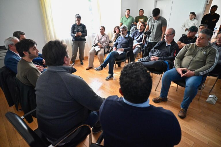 Reunión del gobernador Ignacio Torres con vecinos de Comodoro Rivadavia afectados por el Cerro Hermitte.