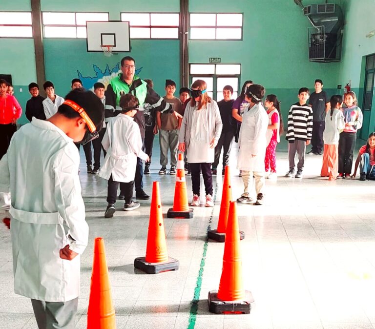 Alumnos de la Escuela N° 101 de Dolavon participando en una actividad de educación vial con gafas de realidad alterada.