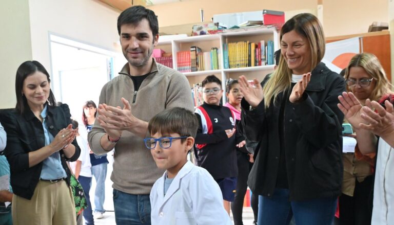 Estudiante de Chubut recibiendo anteojos gratuitos en el marco del programa de salud visual.