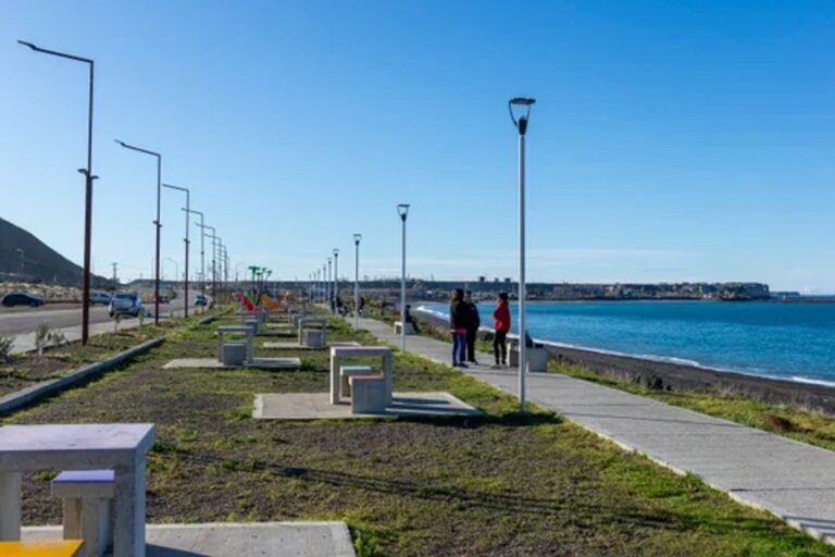 Mapa de la provincia de Chubut con íconos de sol y nubes sobre las ciudades de Comodoro Rivadavia, Trelew, Puerto Madryn y Rawson.