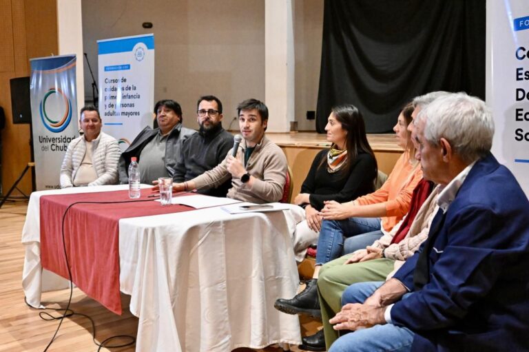 Gobernador Ignacio Torres durante el lanzamiento del programa de formación para cuidadores de personas mayores en Esquel, Chubut.
