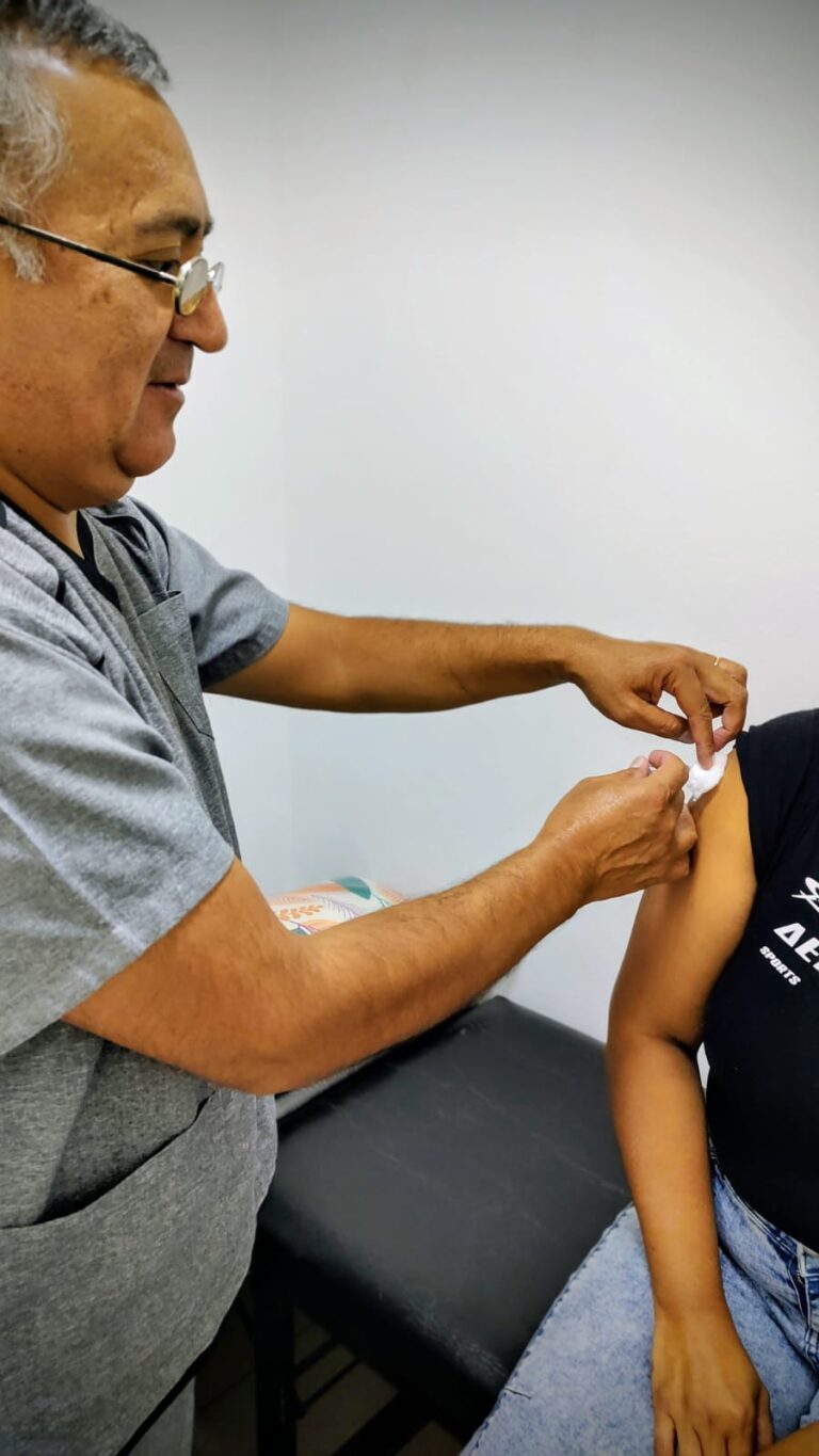 Vacunas antigripales siendo preparadas para su distribución en la provincia de Chubut.