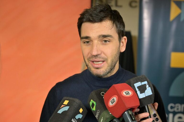 Gobernador Ignacio Torres durante un anuncio sobre el fallo de YPF.