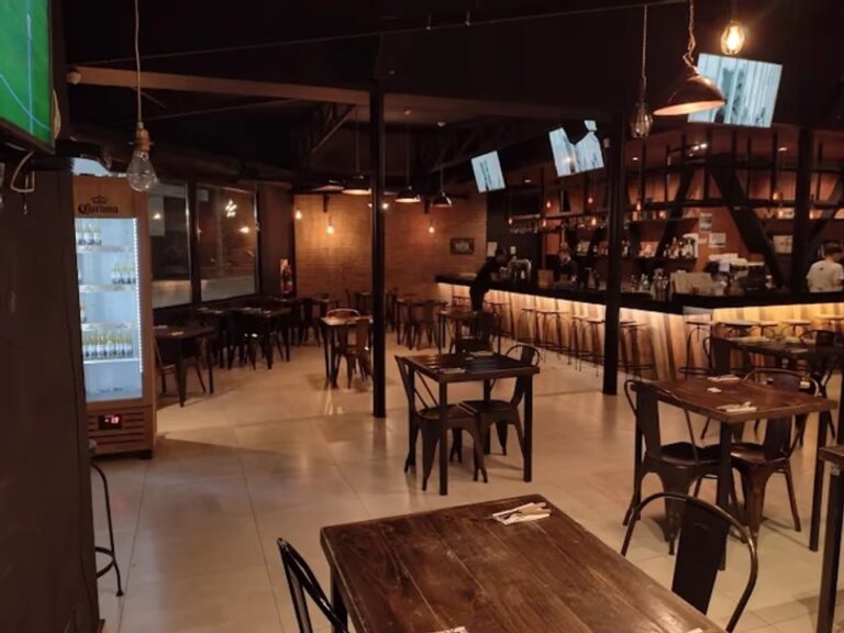 Fachada del bar Zavad Bar & Food cerrado en el centro de Comodoro Rivadavia